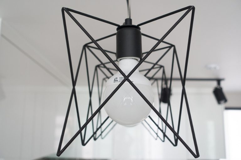 Lampy z metalu – nietuzinkowe oświetlenie do każdego wnętrza
